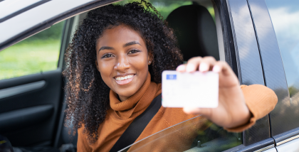 فتاة تحمل رخصة قيادة
