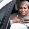 فتاة داخل سيارة