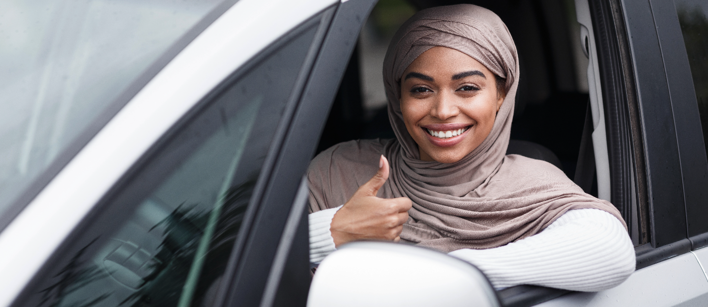 فتاة داخل سيارة