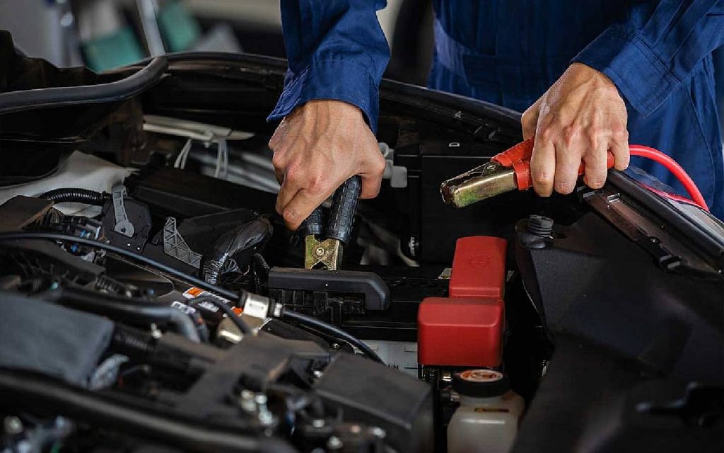 know the type of battery before jumpstarting a hybrid car