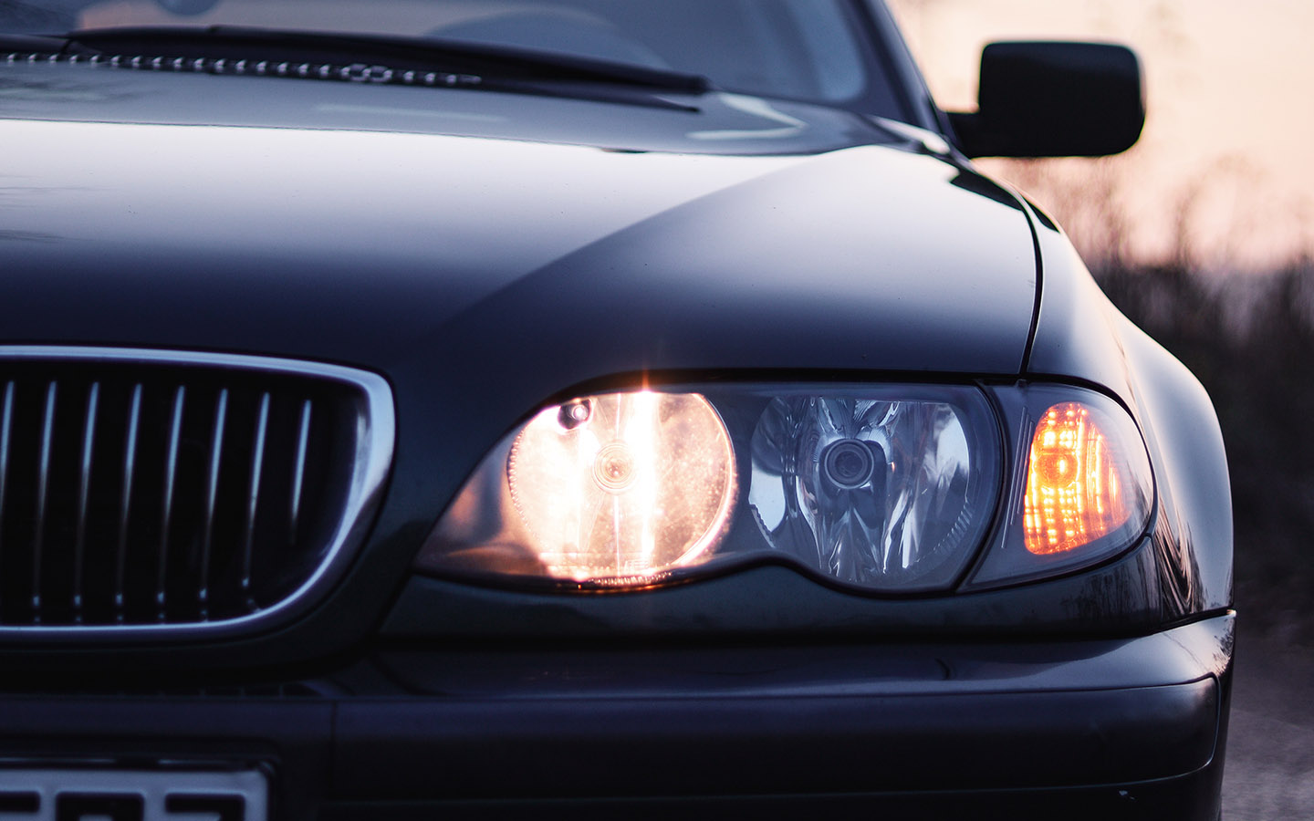 المصابيح الأمامية للسيارة