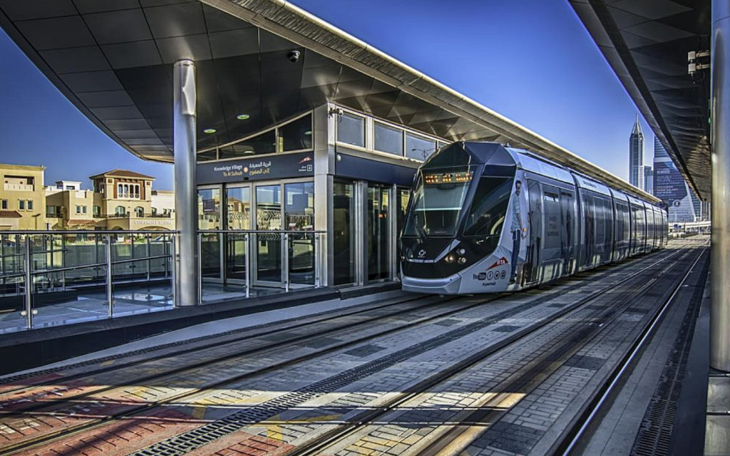 Capture Dubai’s public transportation such as trams, metros or buses through mobile’s camera