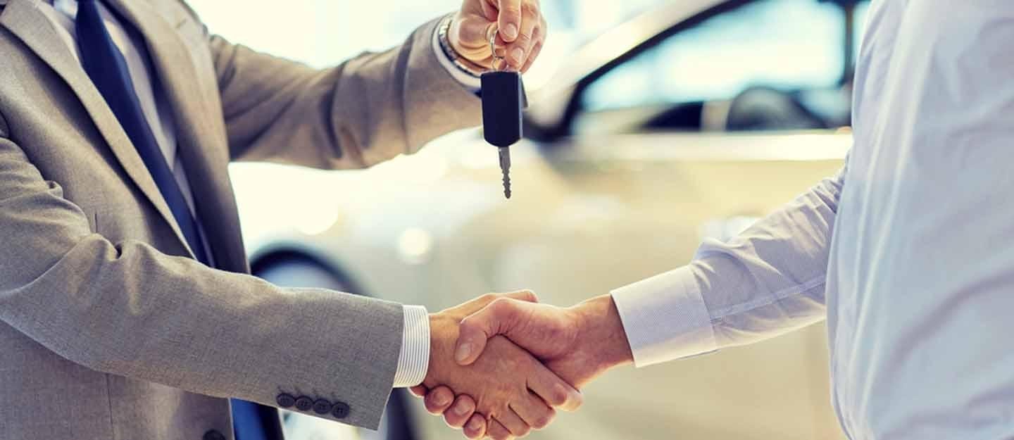 شخص يشتري سيارة