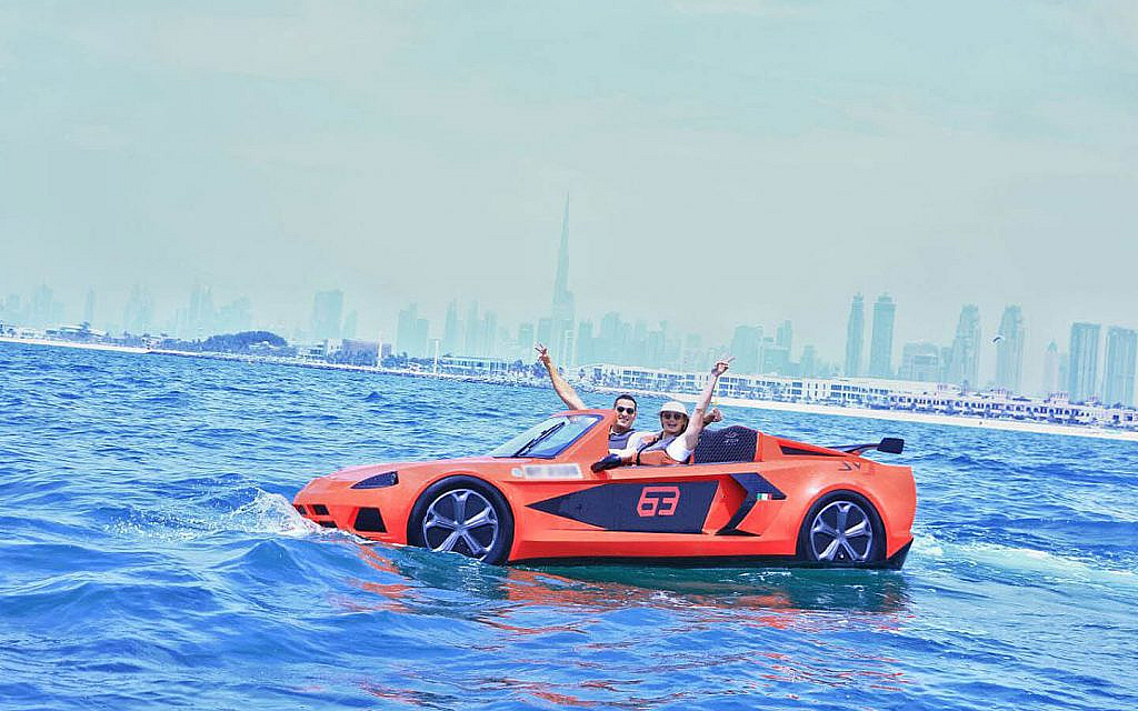 أشخاص يركبون جيت كار 