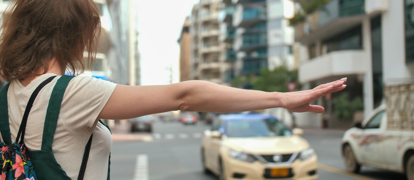 شخص يوقف تاكسي في الامارات