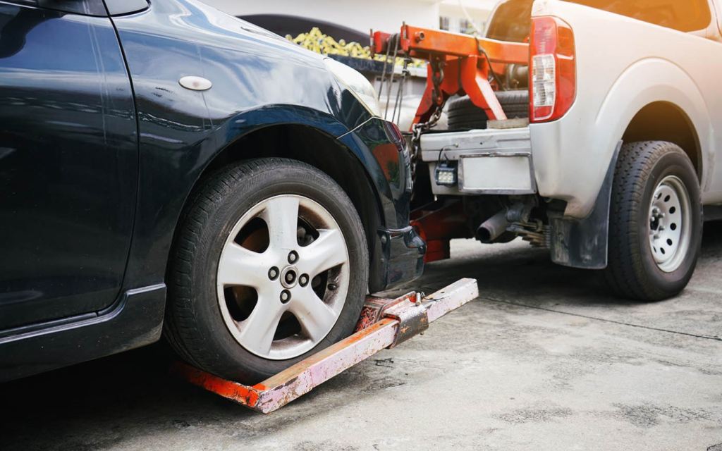 Rear car wheels stay on the ground when towing car using a tow dolly