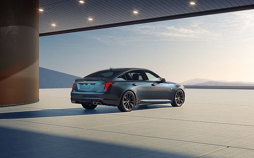 سيارة كاديلاك CT5 2025 زرقاء