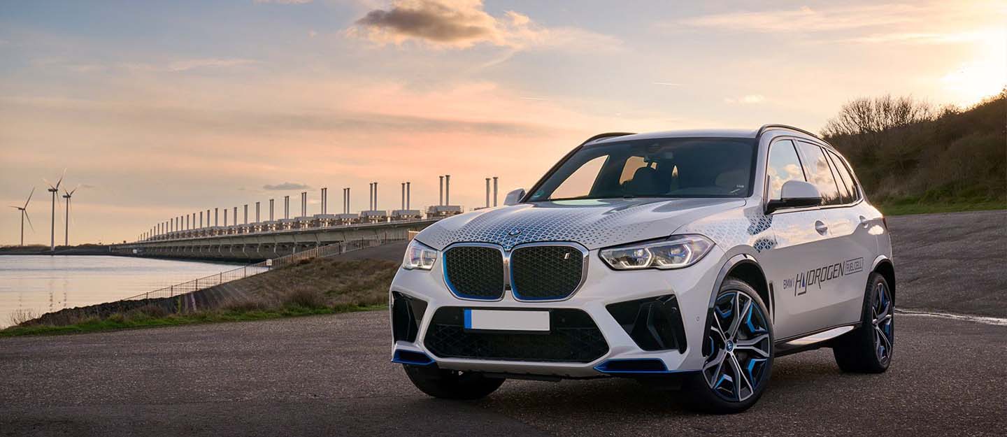 BMW Unveils the iX5 Hydrogen in Oman