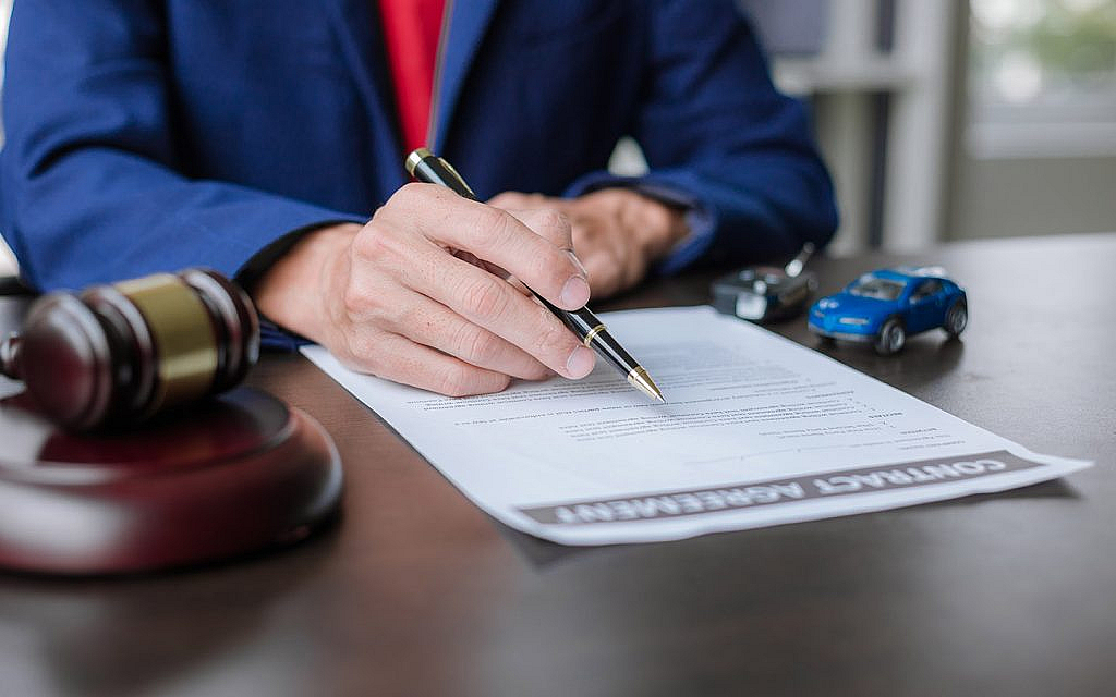 شخص يقرأ قوانين المزادات للسيارات 