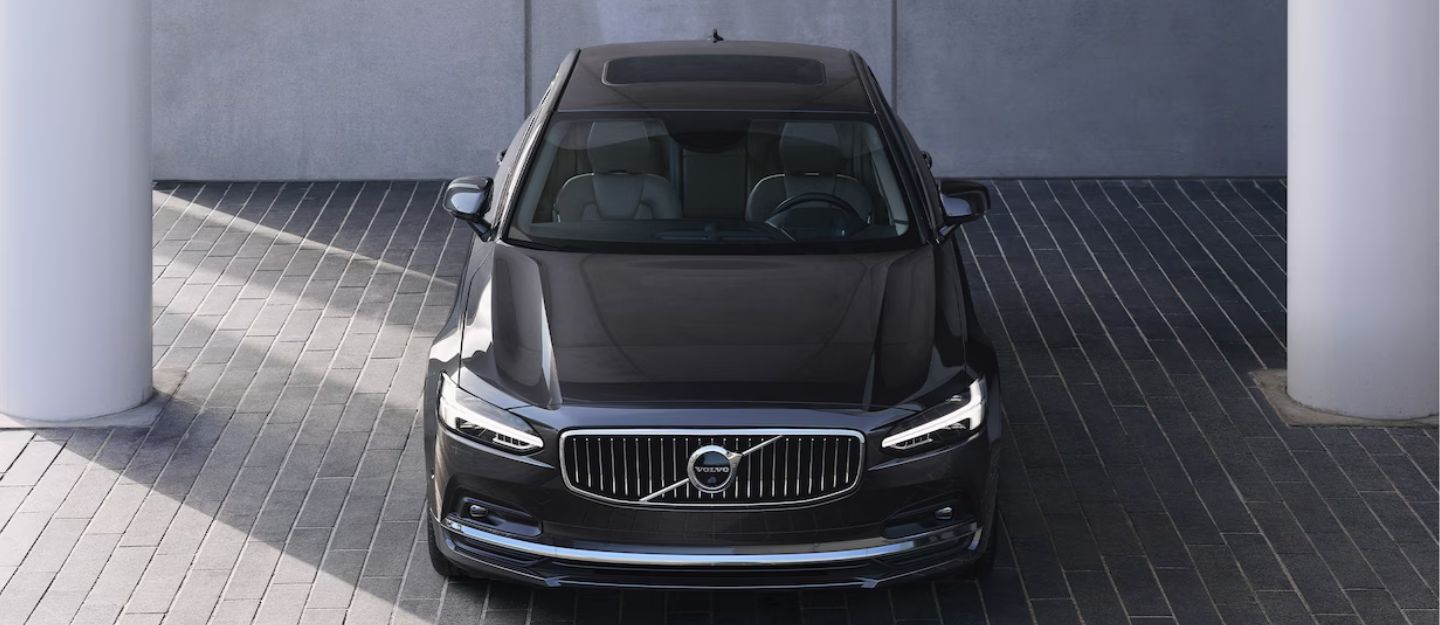 سيارة فولفو اس 90 2024 سوداء