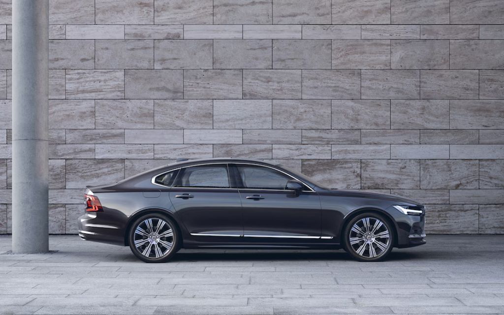 سيارة فولفو أس 90 2024 سوداء من الخارج