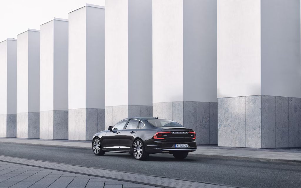 سيارة فولفو أس 90 2024 سوداء من الخلف