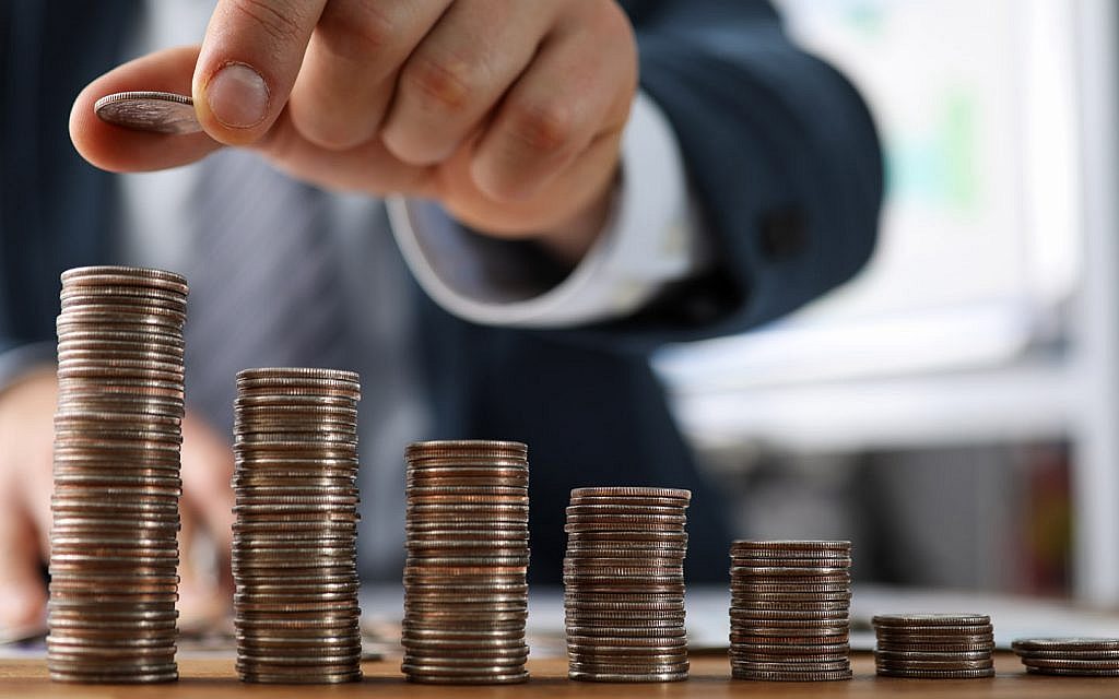 شخص يضع عملات معدنية فوق بعضها
