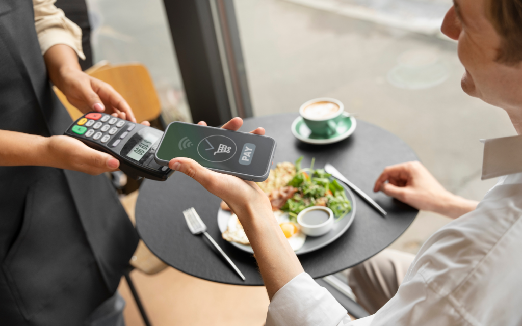 فتاة تدفع عبر بطاقة هيئة الطرق والمواصلات الائتمانية