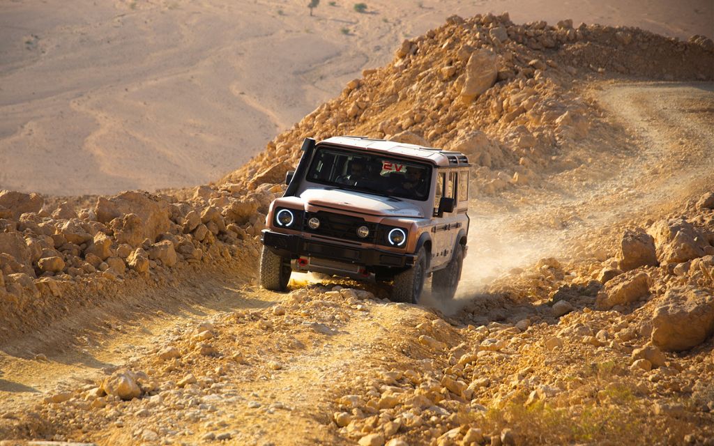 سيارة إينيوس جرينادير تسير في الجبال