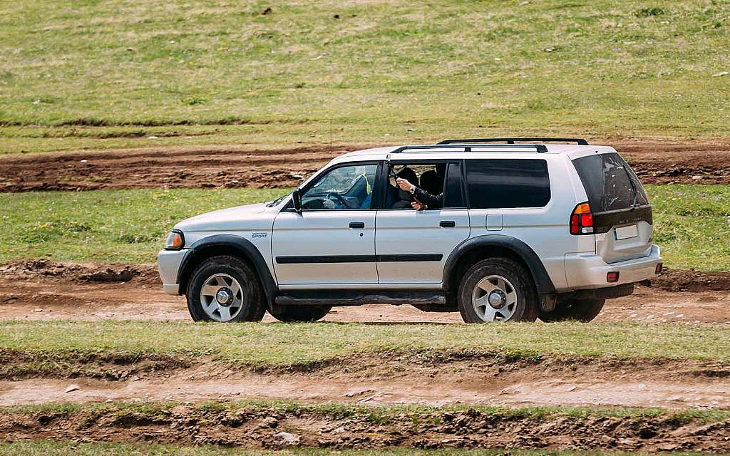 سيارة ميتسوبيشي مونتيرو قديمة