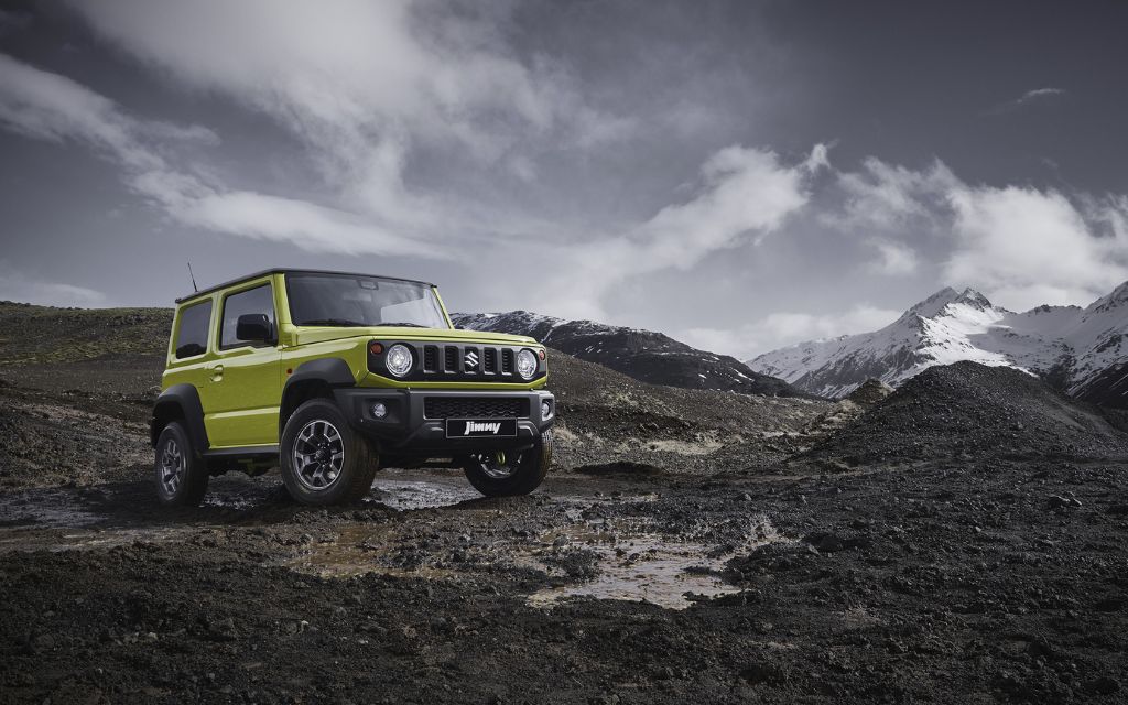 سيارة سوزوكي جيمني بين الجبال