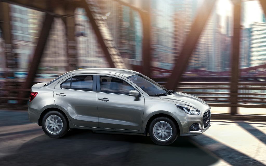 سيارة سوزوكي ديزاير فضية