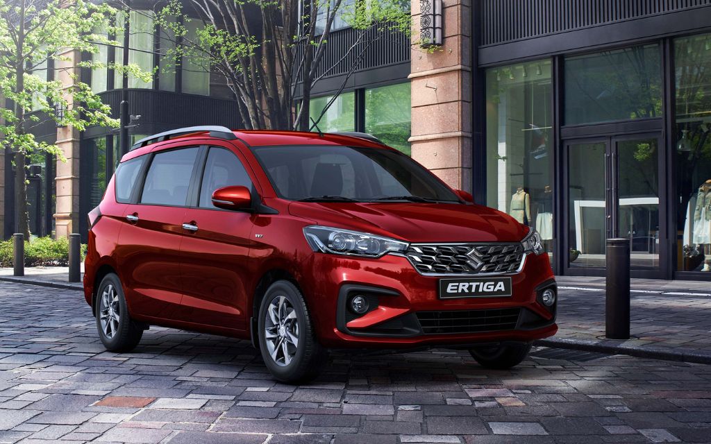 سيارة إرتيجا حمراء