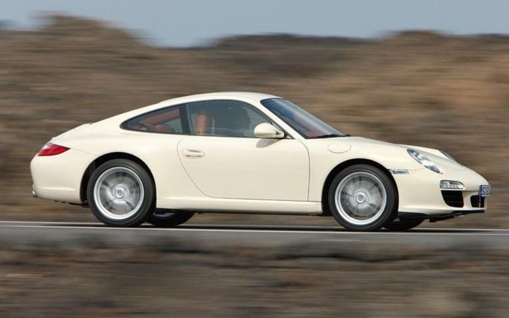سيارة بورش 997 بيضاء من الجيل السادس