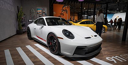 سيارة بورش 911 بيضاء