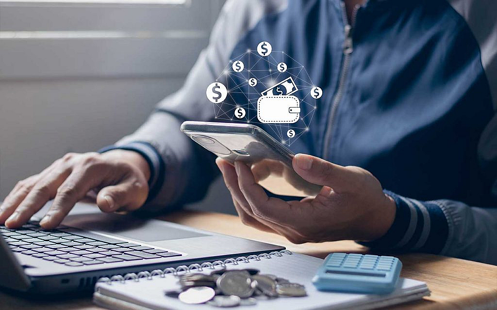 شخص يدفع بشكل رقمي 