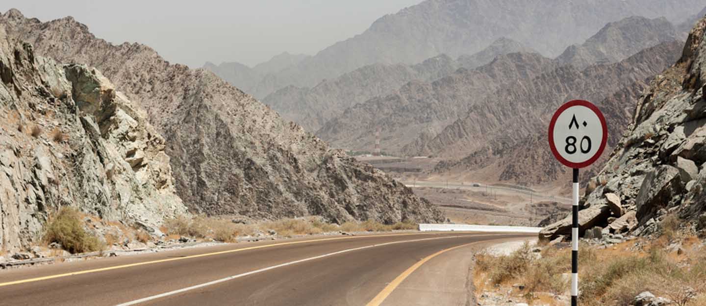 شارع ولوحة طريق تحديد السرعة 80 كم