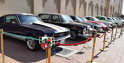 سيارات أمام متحف العين للسيارات الكلاسيكية
