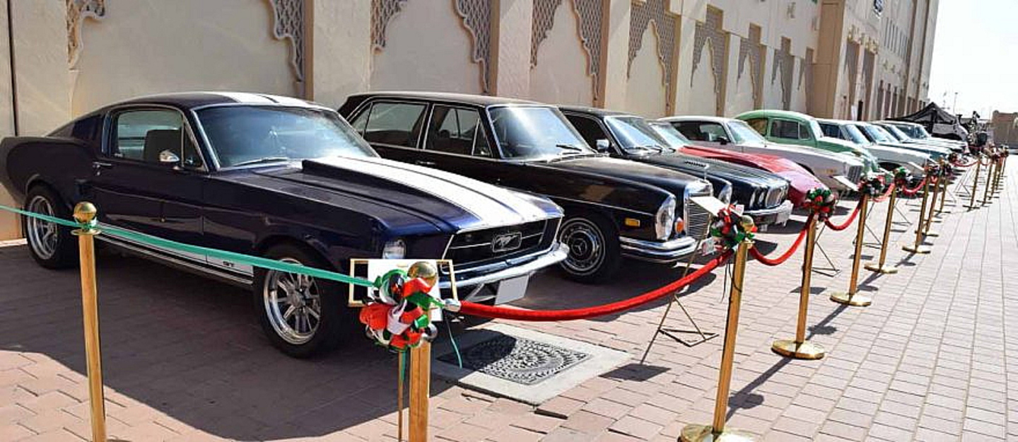 سيارات أمام متحف العين للسيارات الكلاسيكية