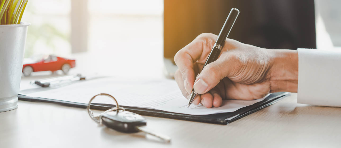 شخص يوقع على ورقة