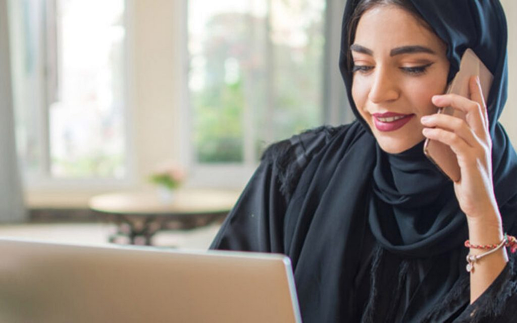 سيدة تستخدم الهاتف المحمول