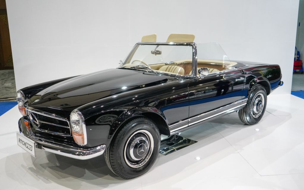 سيارة مرسيدس بنز 250 SL سوداء