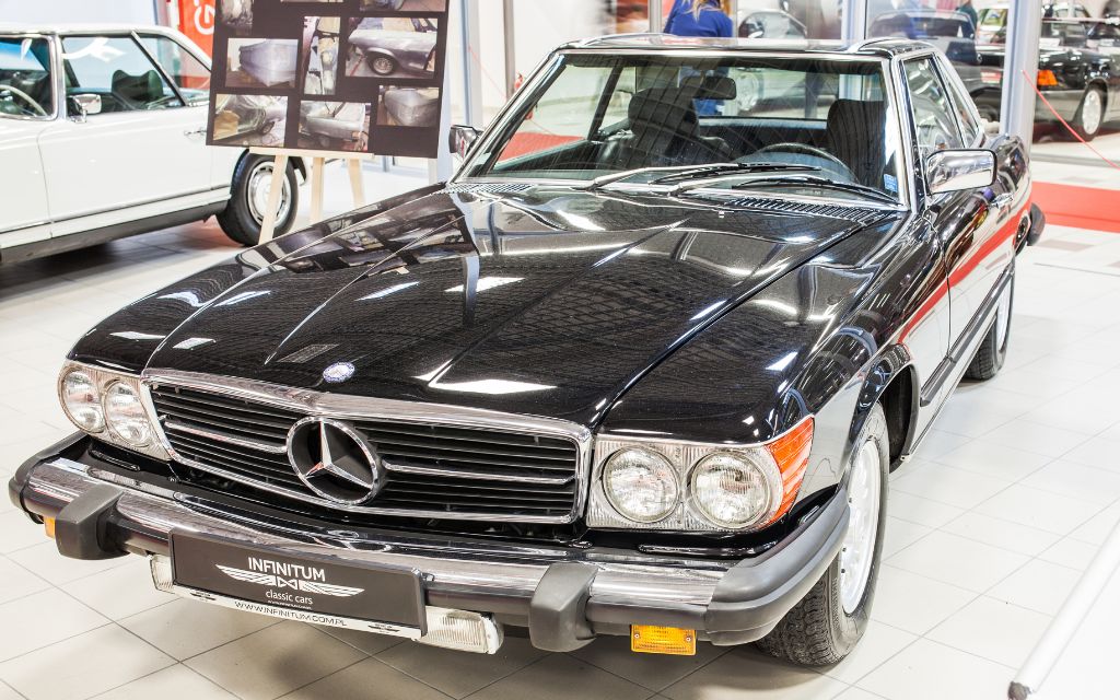 سيارة مرسيدس بنز 380 SL سوداء