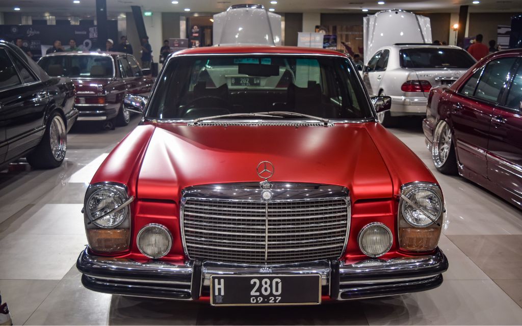 سيارة مرسيدس بنز W108 حمراء