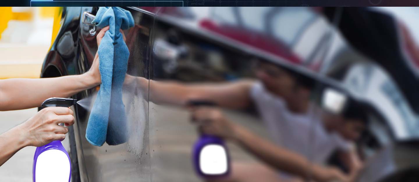 شخص يستخدم الغسيل الجاف لتنظيف سيارة