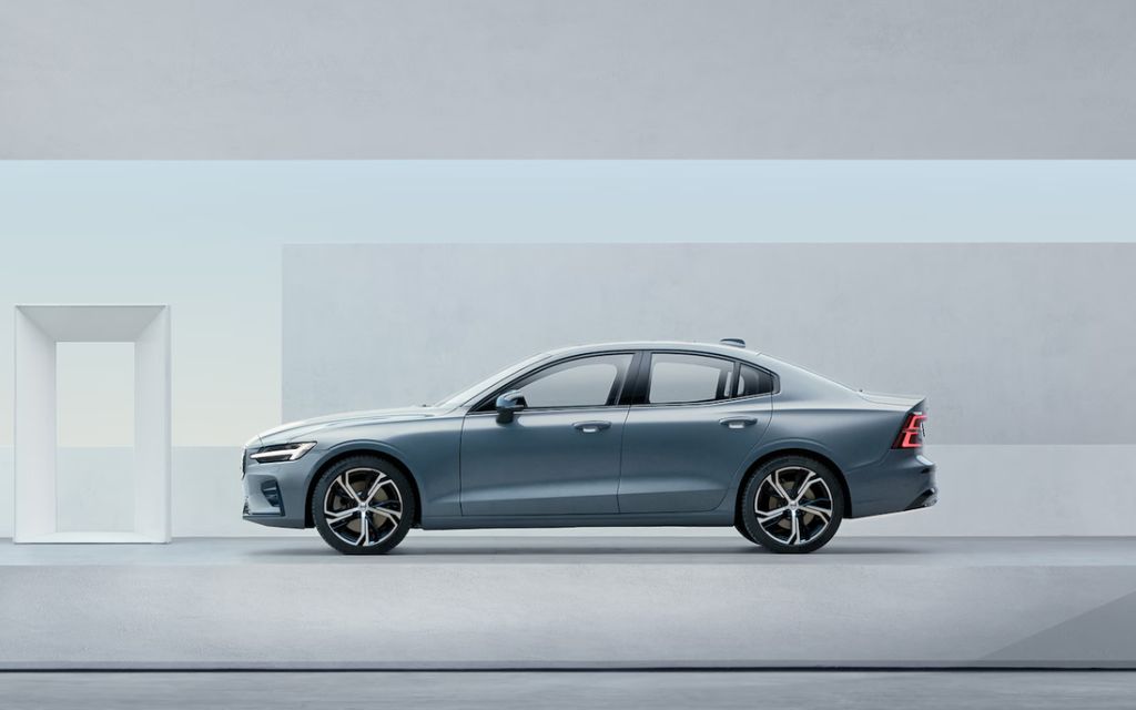 سيارة فولفو أس 60 إصدار 2024 زرقاء من الخارج