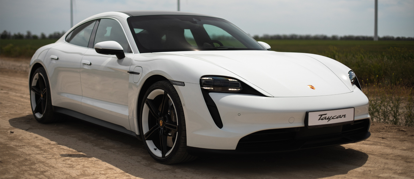 سيارة بورش تايكان بيضاء إصدار 2024