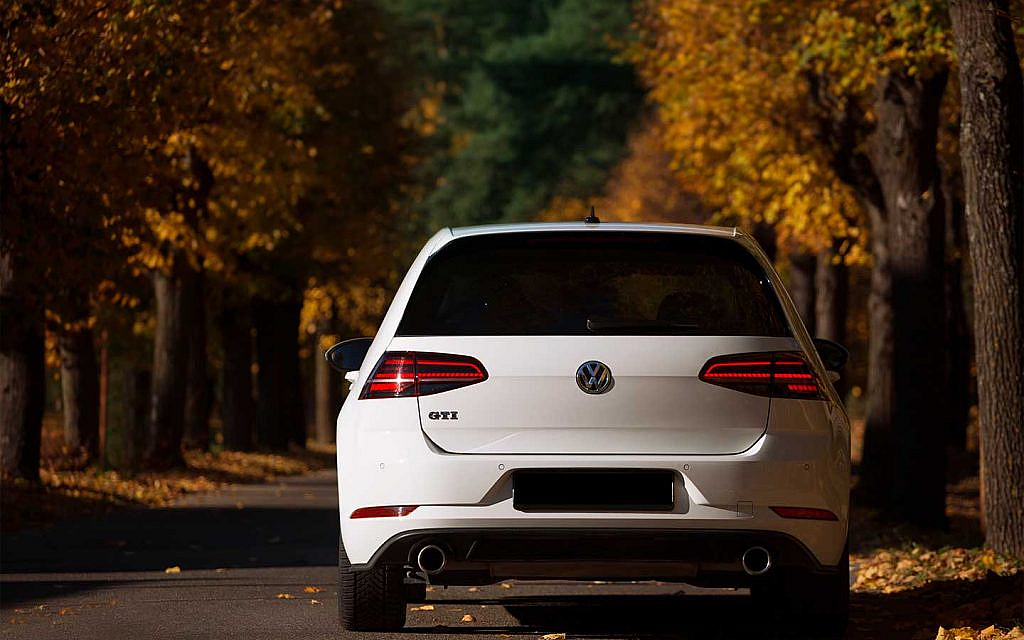 سيارة فولكسفاغن GTI بيضاء من الخلف