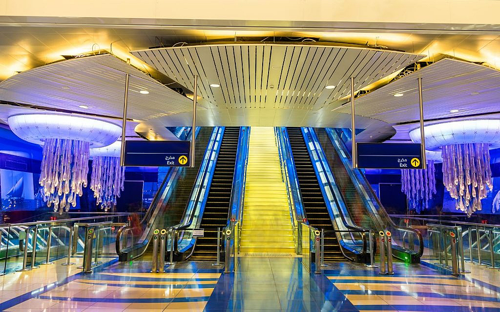 مدخل ومخرج في محطة مترو دبي بتصميم عصري