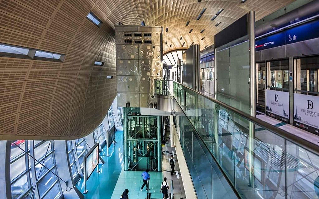 مصاعد داخلية في محطة مترو