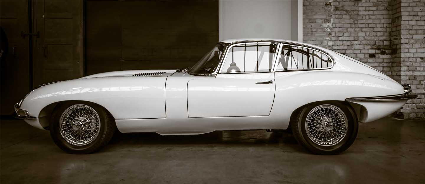 سيارة E Type جاكوار بيضاء