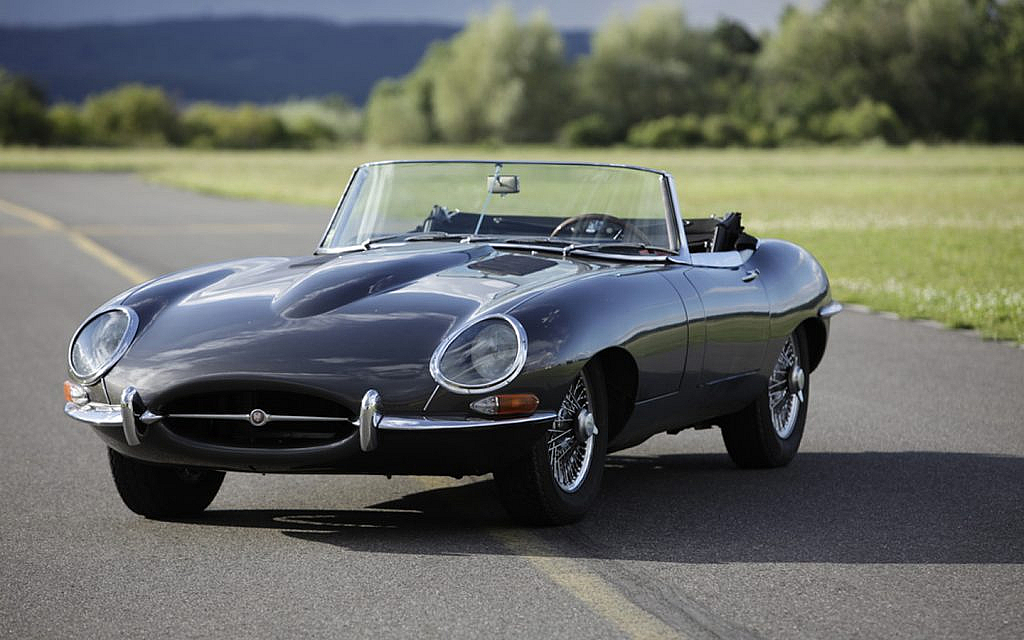 سيارة E Type جاكوار في الشارع
