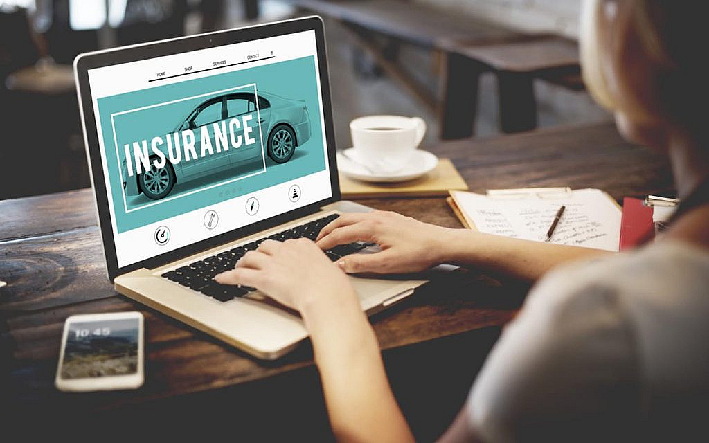  فتاة تبحث عن وثيقة تأمين السيارة عبر الإنترنت