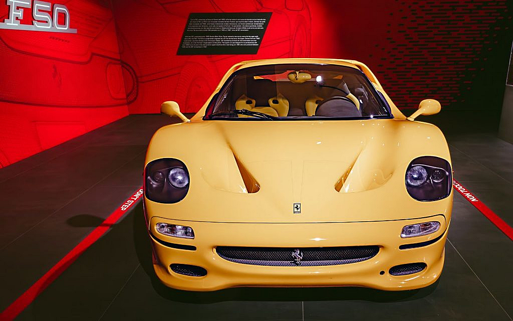 سيارة فيراري F50 صفراء