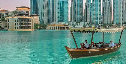 عبرة تبحر في بحيرة بجوار ناطحات سحاب