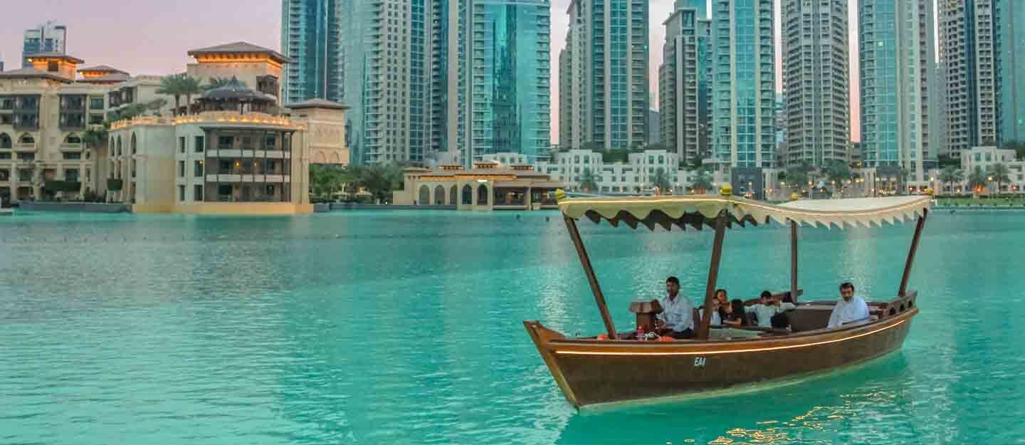 عبرة تبحر في بحيرة بجوار ناطحات سحاب