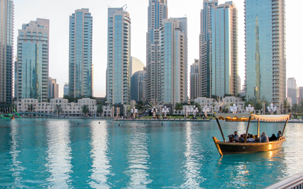 عبرة في إحدى بحيرات دبي