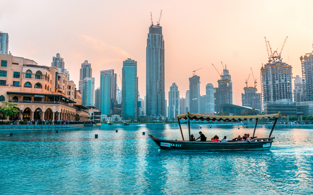 قارب تقليدي يُبحر في مياه دبي