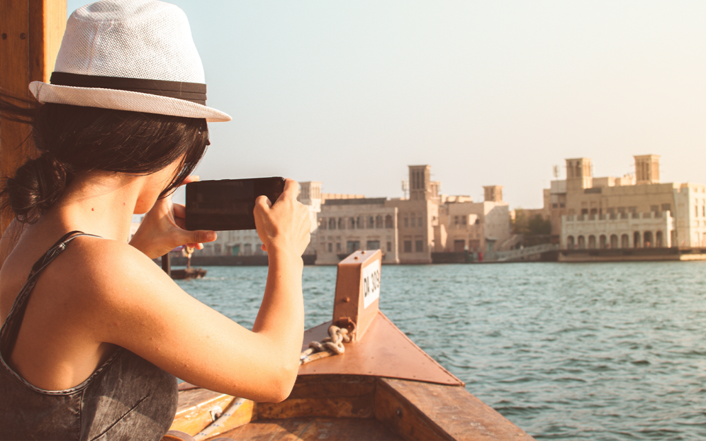 امرأة تصور على متن قارب وسط بحر