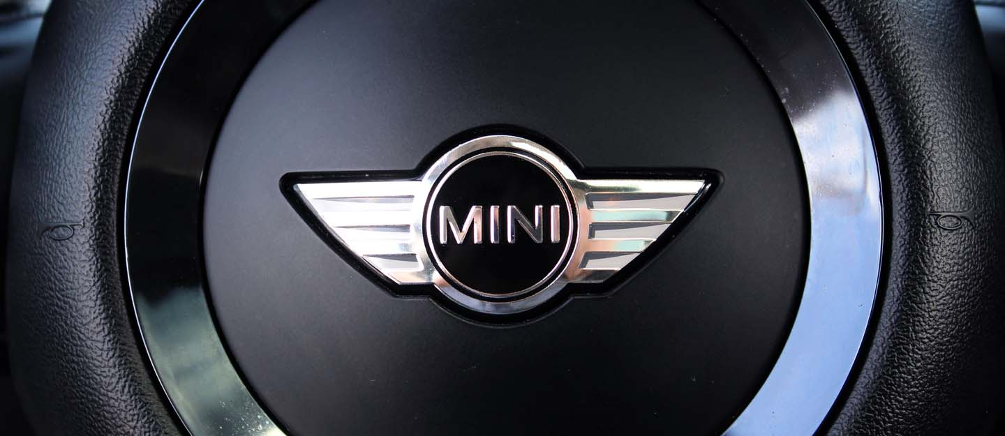 عجلة قيادة مع شعار ميني